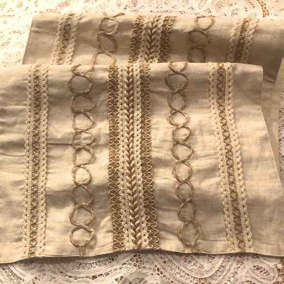 Table Runner - Picture 1 of 6